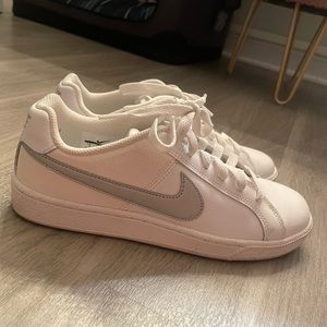 White Nike women’s sneakers